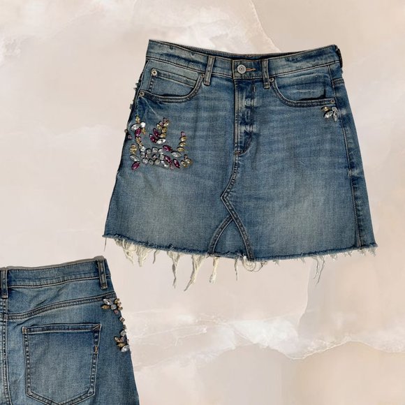 EXPRESS Bedazzled Gemstone Jean Mini Skirt Distressed Raw Hem Medium Light Sz 4 - Picture 1 of 16